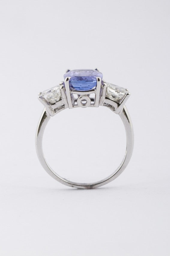 Wit gouden ring met tanzaniet en prinses geslepen briljanten