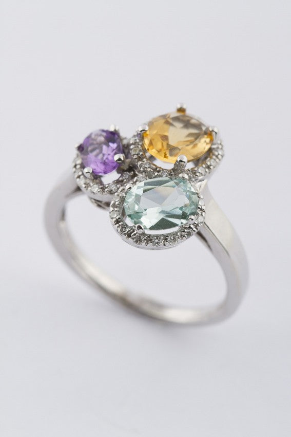 Wit gouden ring met diverse edelstenen en briljanten