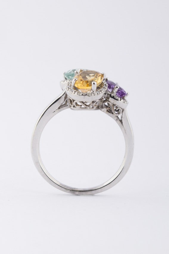 Wit gouden ring met diverse edelstenen en briljanten