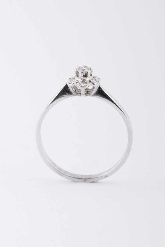 Wit gouden entourage ring met briljant en diamant
