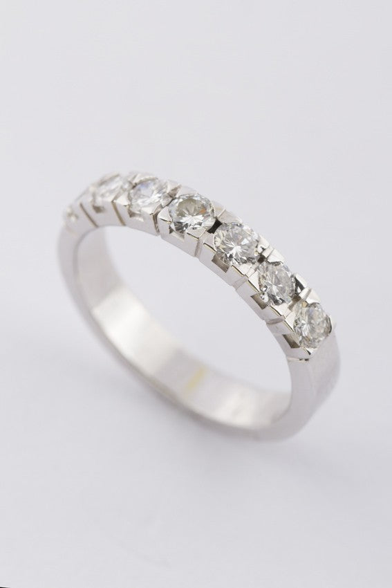 Wit gouden rij ring met 7 briljanten