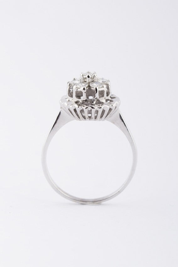 Wit gouden entourage ring met briljanten