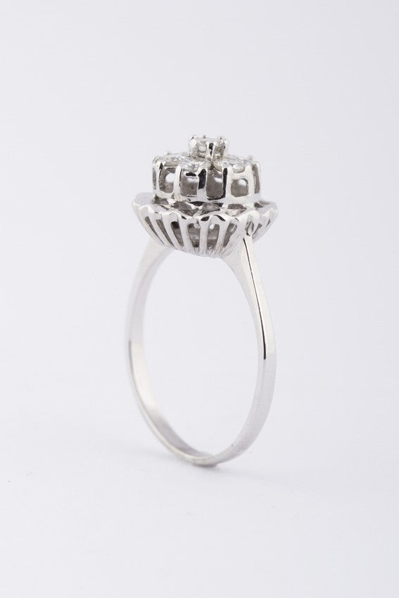 Wit gouden entourage ring met briljanten