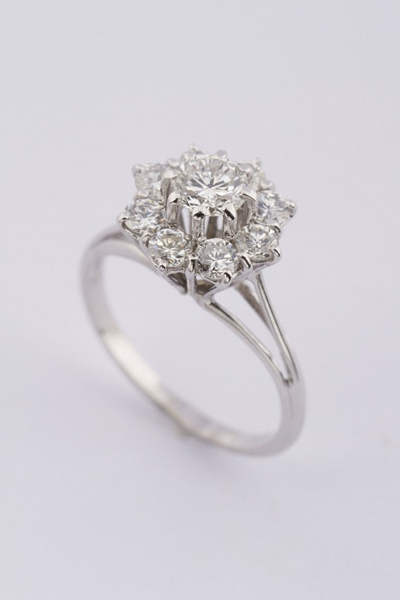 Wit gouden entourage ring met 9 briljanten