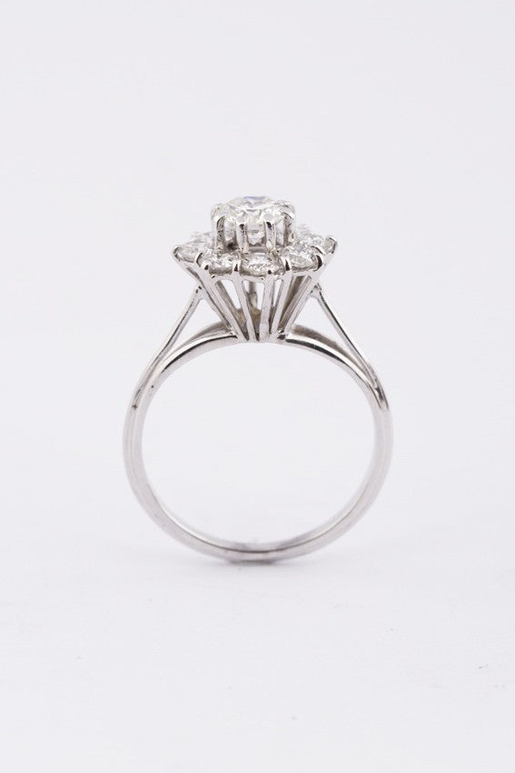 Wit gouden entourage ring met 9 briljanten