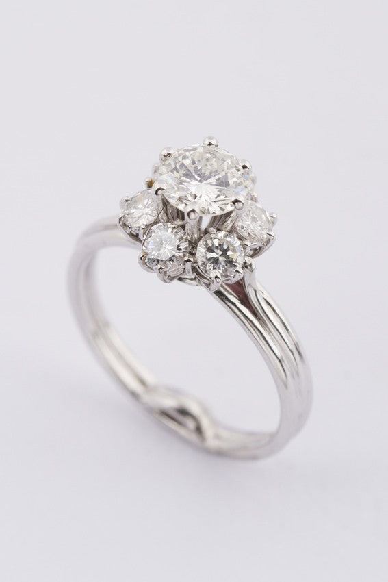 Wit gouden entourage ring met 7 briljanten