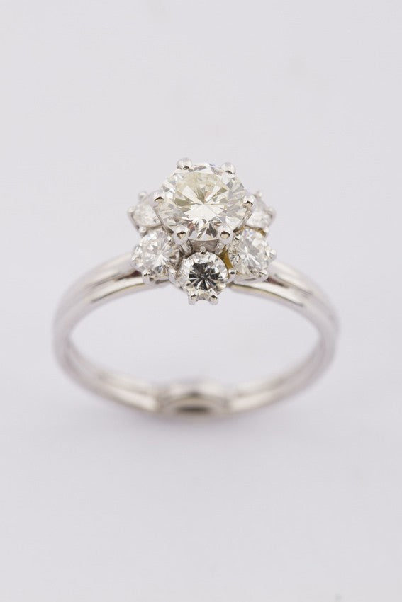 Wit gouden entourage ring met 7 briljanten