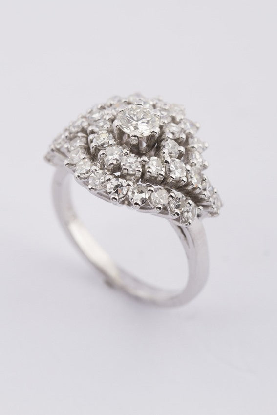 Wit gouden entourage ring met 37 diamanten