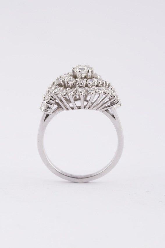 Wit gouden entourage ring met 37 diamanten