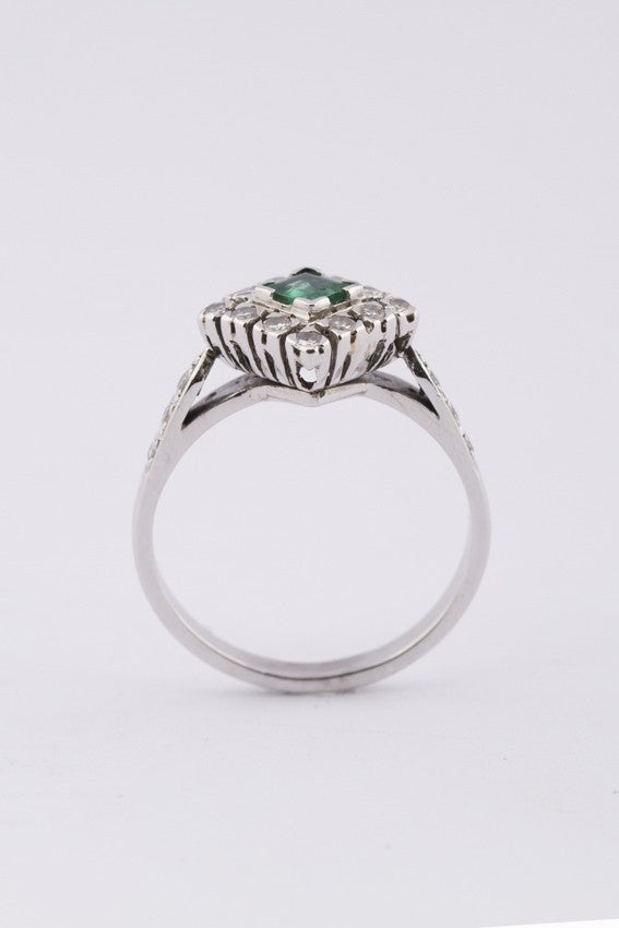 Wit gouden entourage ring met smaragd en briljanten