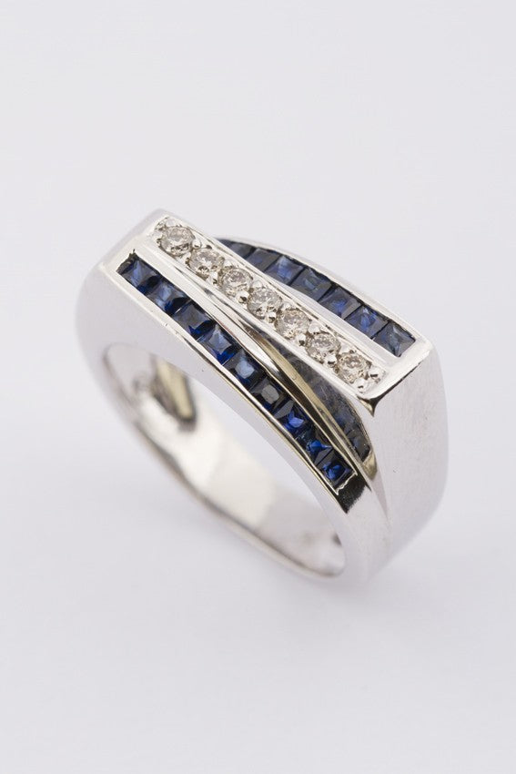 Wit gouden rij ring met saffieren en briljanten