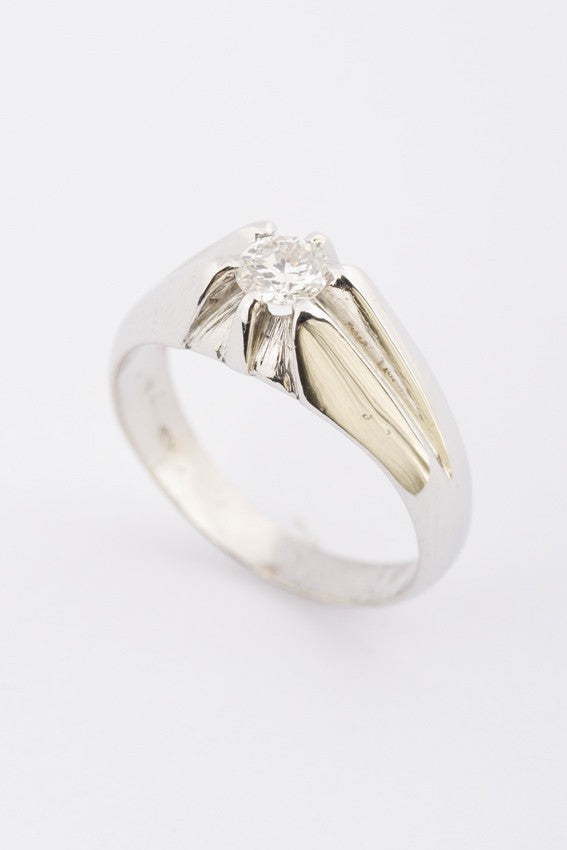 White gold English band ring with brilliant