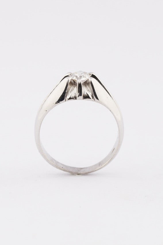 White gold English band ring with brilliant