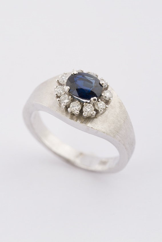 Wit gouden gematteerde ring met saffier en briljanten