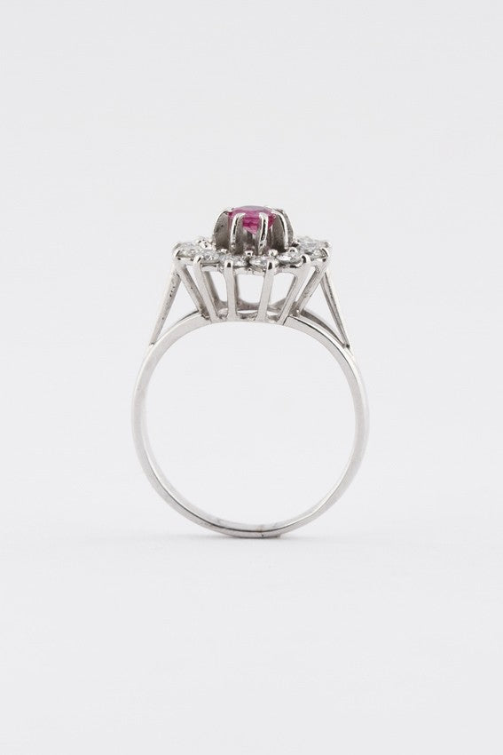 Wit gouden entourage ring met robijn en briljanten