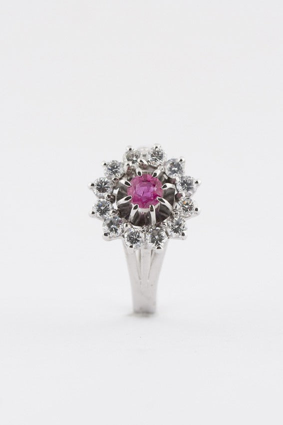 Wit gouden entourage ring met robijn en briljanten