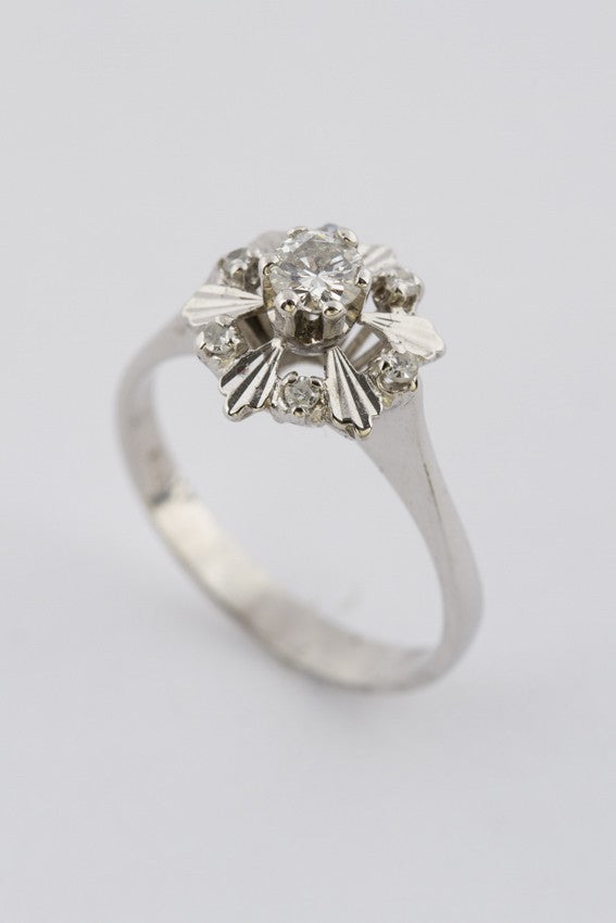 White gold entourage ring with brilliant and diamond