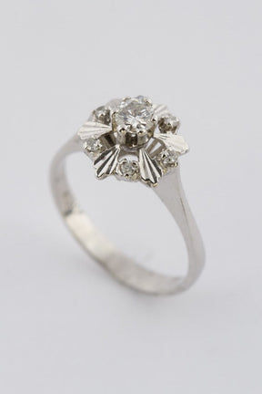 White gold entourage ring with brilliant and diamond