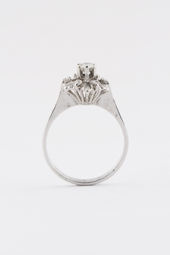 White gold entourage ring with brilliant and diamond