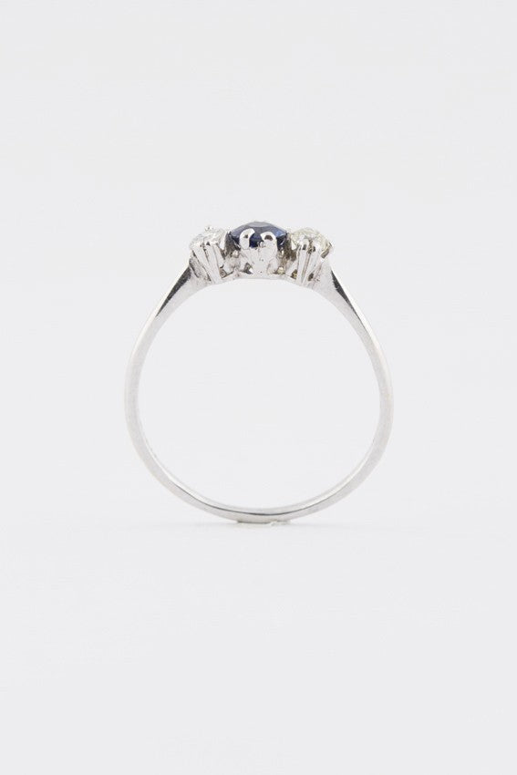 White gold row ring with sapphire and brilliant