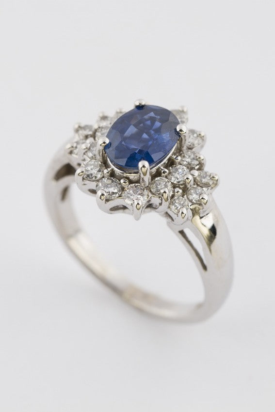 White gold entourage ring with sapphire and brilliant