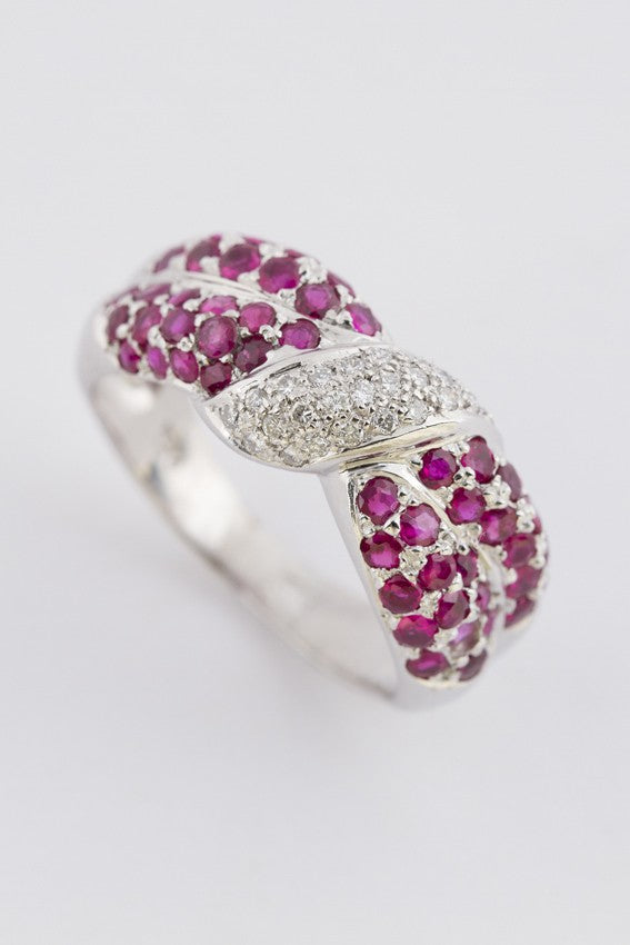 Wit gouden ring met diamant en robijn