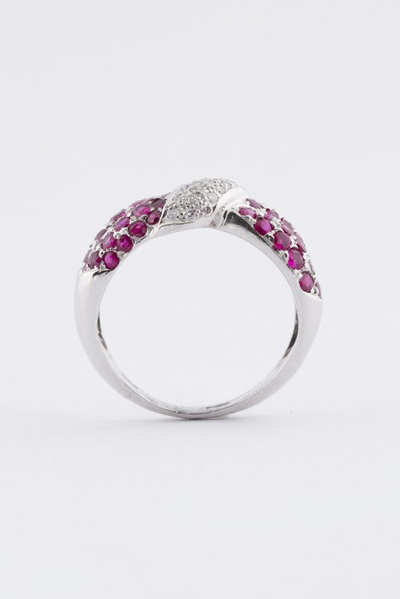 Wit gouden ring met diamant en robijn