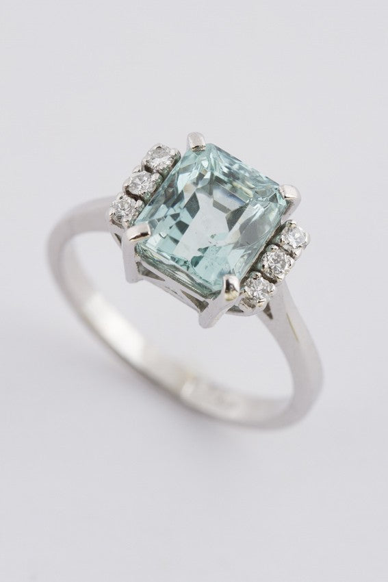 Wit gouden ring met aquamarijn en briljanten