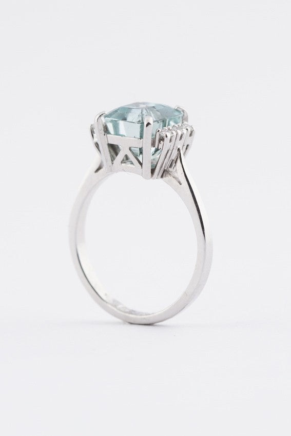 Wit gouden ring met aquamarijn en briljanten
