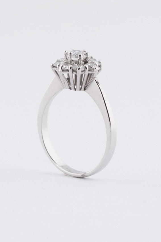 Wit gouden entourage ring met briljanten