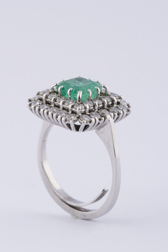 Wit gouden dubbele entourage ring met smaragd en briljanten