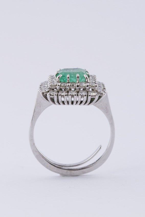 Wit gouden dubbele entourage ring met smaragd en briljanten