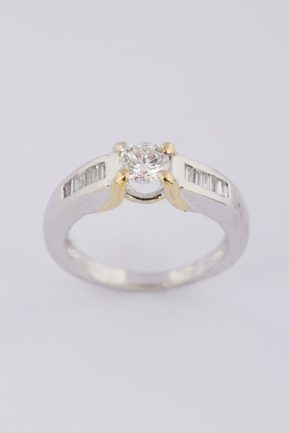 Wit/geel gouden ring met briljant en diamanten