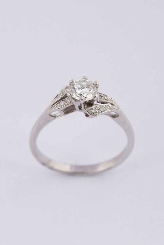 Wit gouden solitair ring met briljant en diamanten