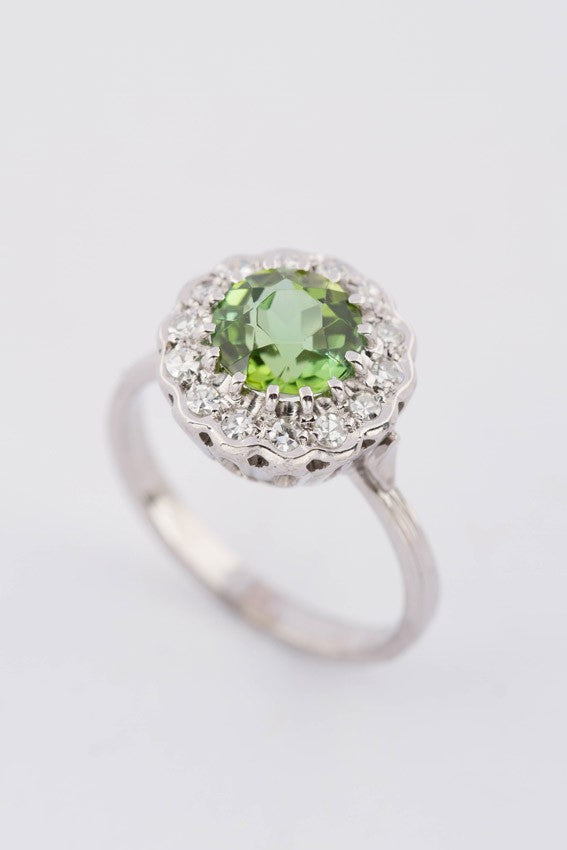 Wit gouden entourage ring met peridoot en diamanten