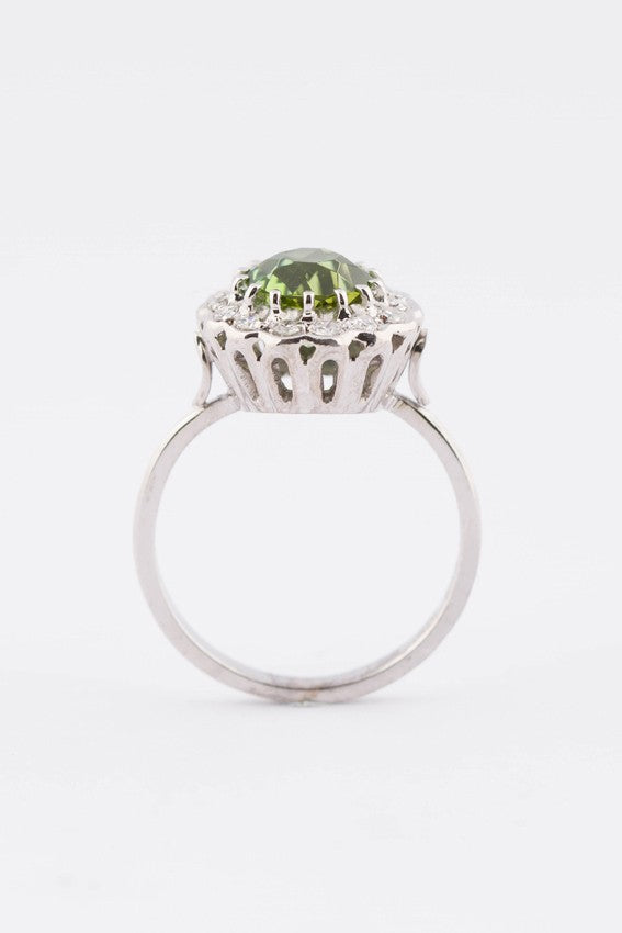 Wit gouden entourage ring met peridoot en diamanten