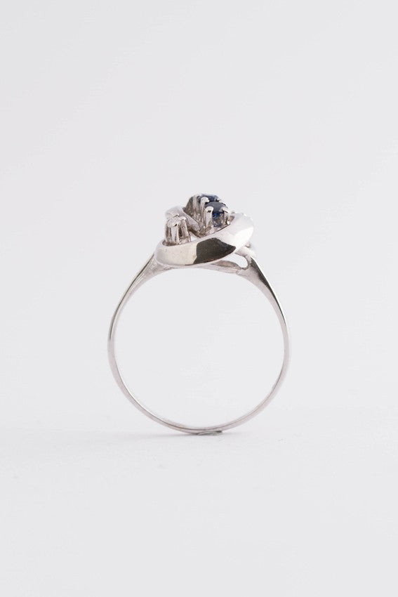 Wit gouden ring met saffier en briljant