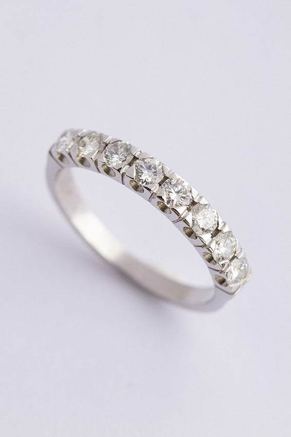 Wit gouden rij ring met 8 briljanten