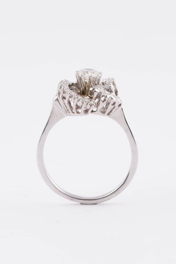 Wit gouden entourage ring met briljant en diamanten