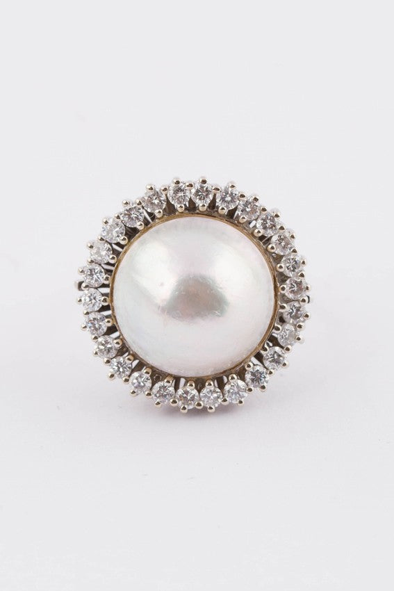 Wit gouden entourage ring met mabé parel en briljanten