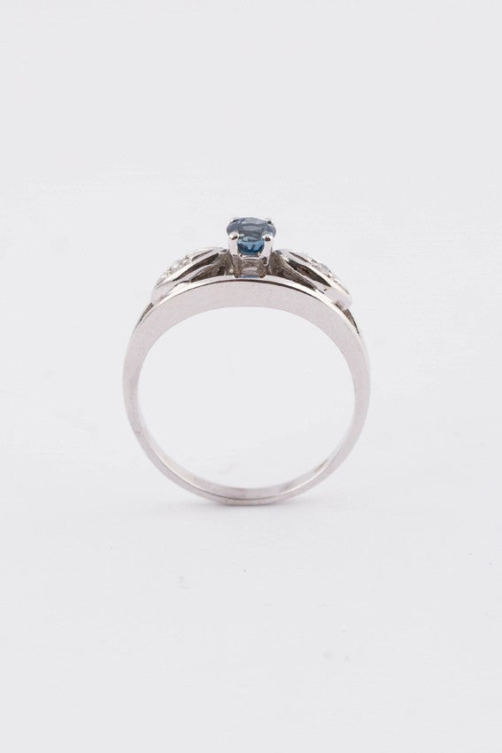 Wit gouden ring met saffier en diamanten