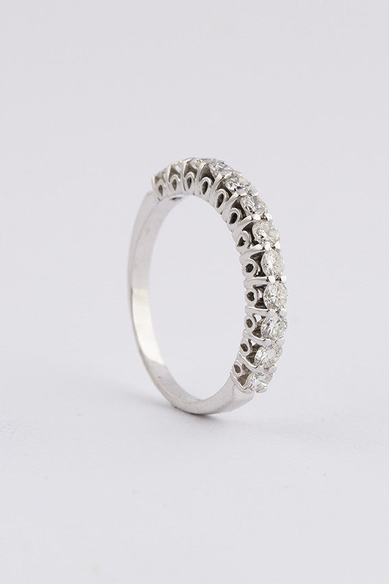 Wit gouden half alliance ring met 12 briljanten