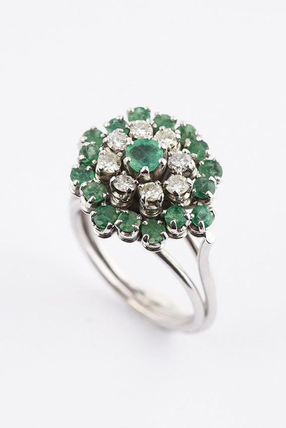 Wit gouden dubbele entourage ring met smaragden en briljanten