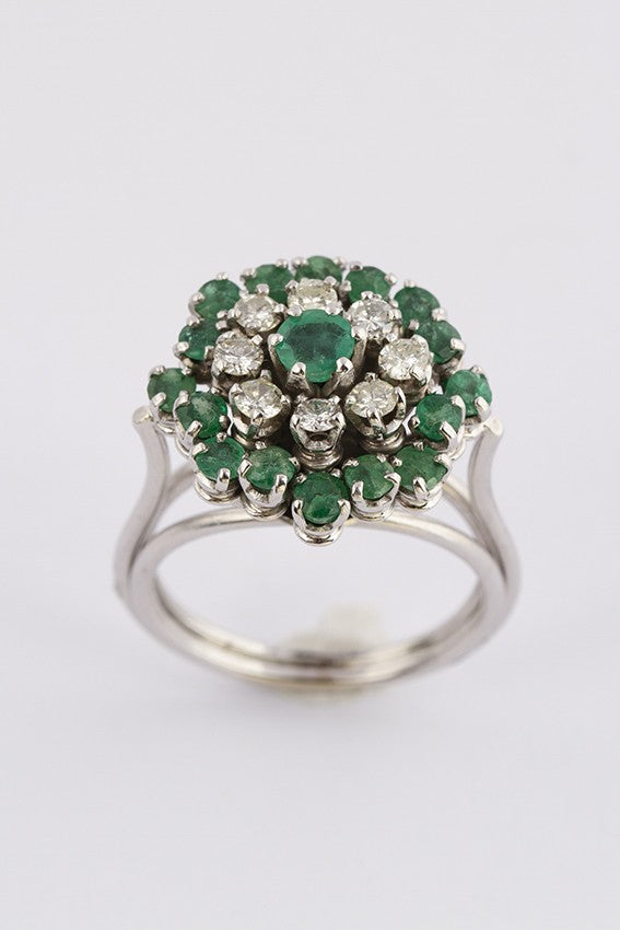 Wit gouden dubbele entourage ring met smaragden en briljanten