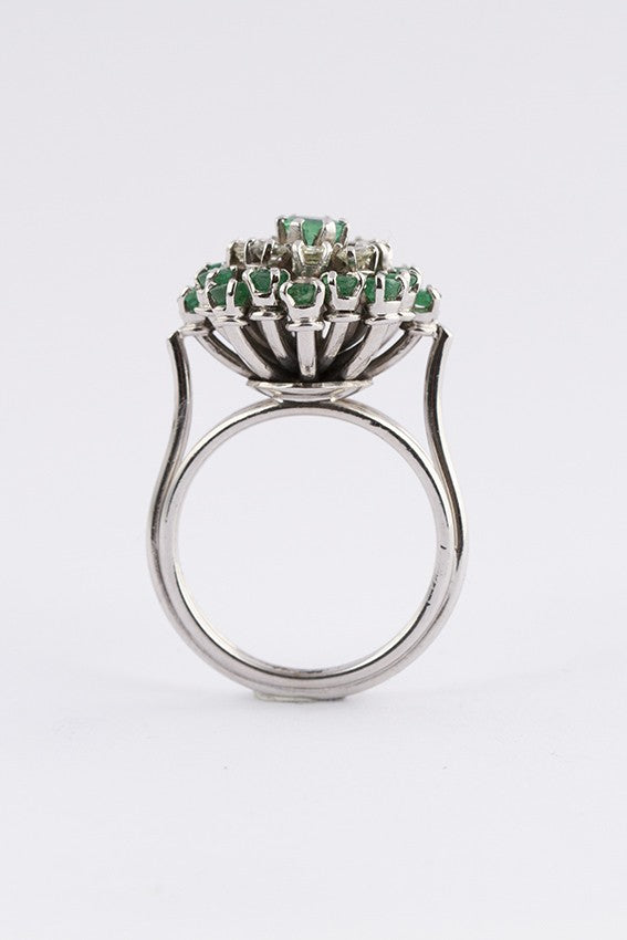 Wit gouden dubbele entourage ring met smaragden en briljanten