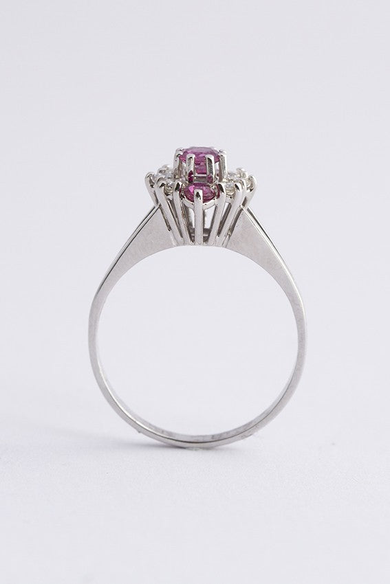 Wit gouden ring met robijn en briljant