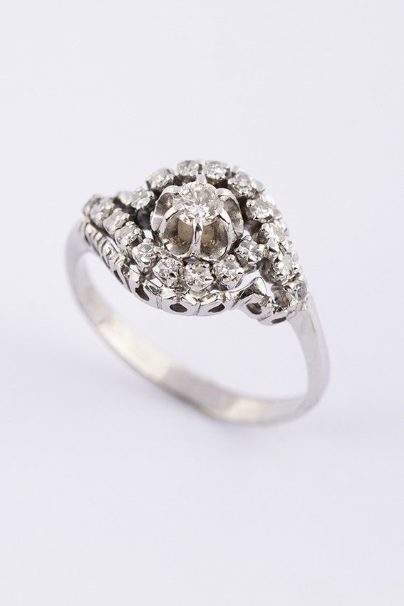 Wit gouden slag entourage ring met een briljant en diamanten