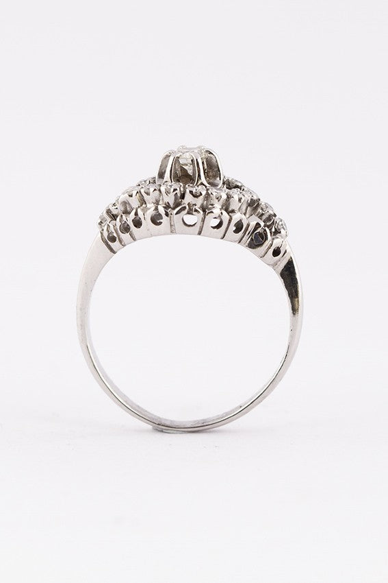 Wit gouden slag entourage ring met een briljant en diamanten