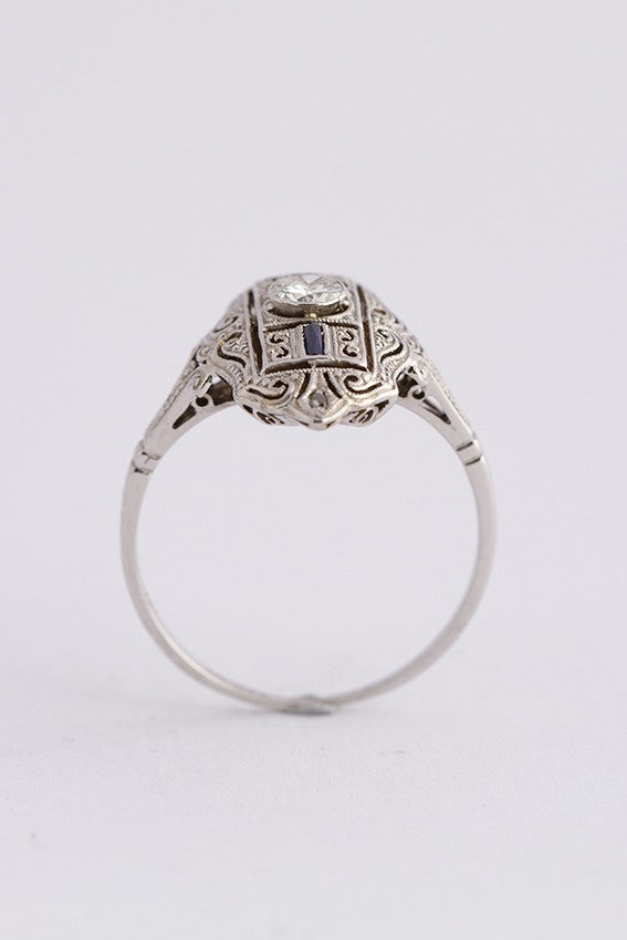 Wit gouden Art Déco ring met saffieren, diamanten en een briljant