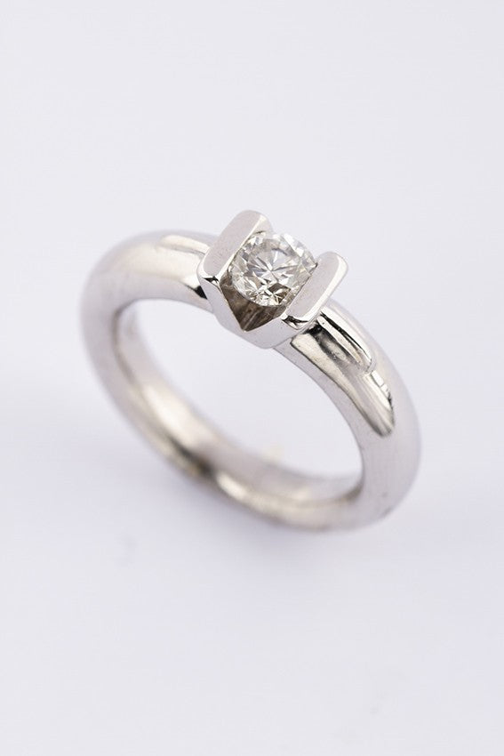 White gold solid solitaire ring with a brilliant